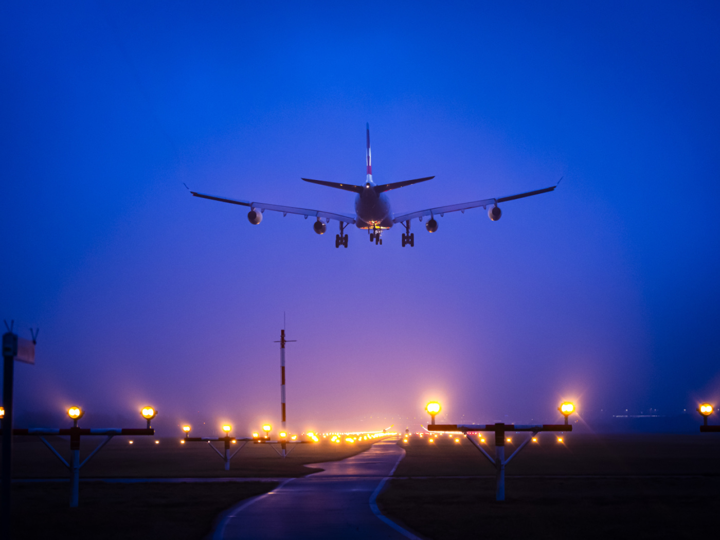 aereo in fase di decollo o atterraggio al tramonto