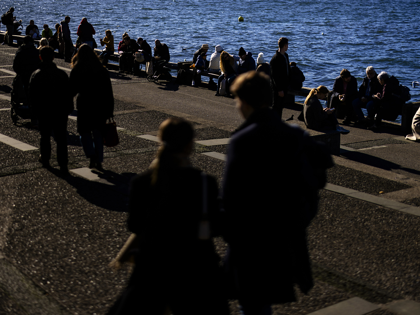 persone in riva a un lago