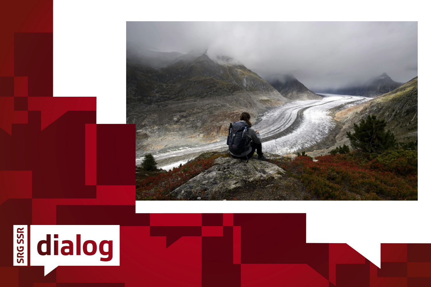 Eine Frau sitzt auf einem Hügel und schaut auf den Aletsch Gletscher