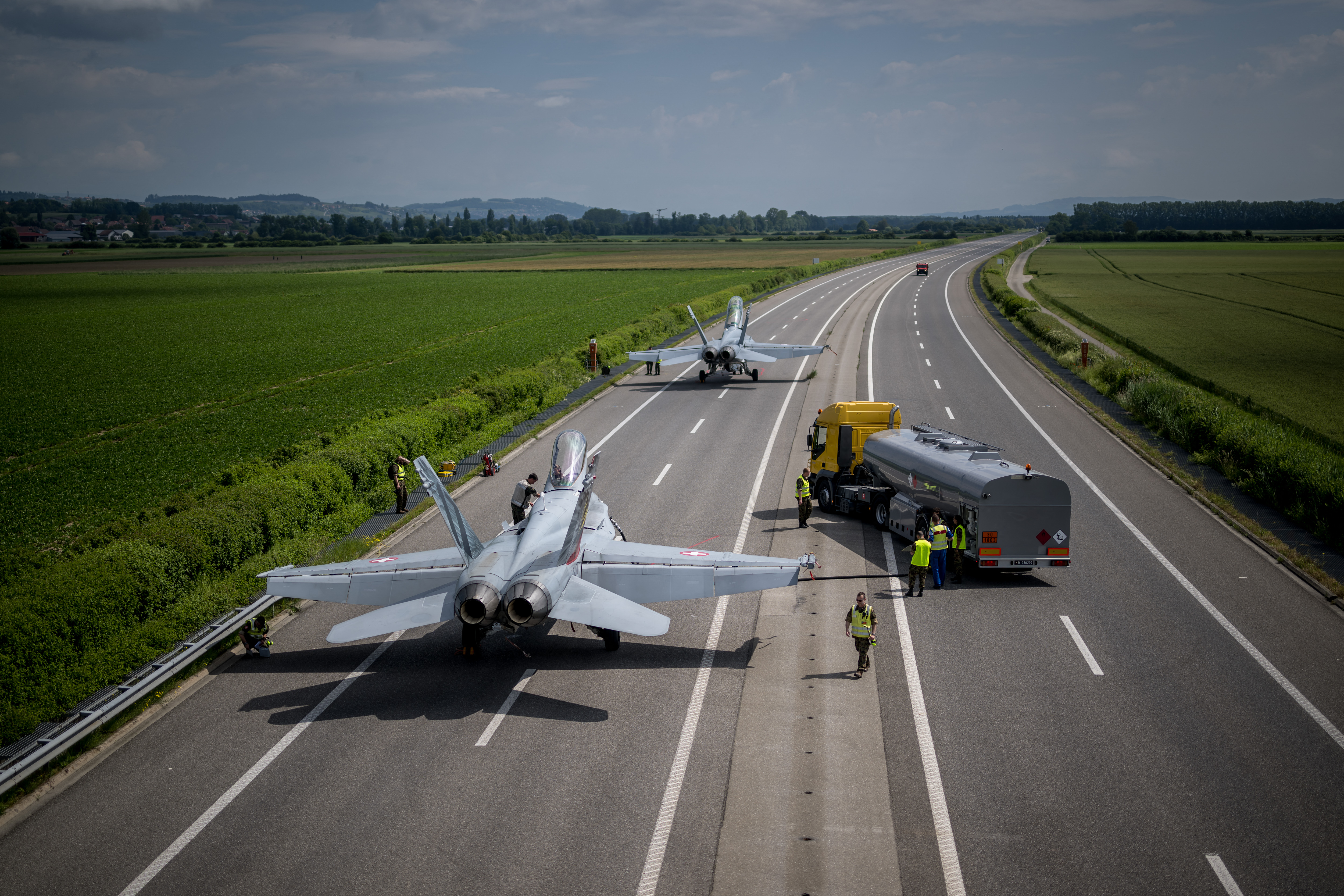 2024年6月5日、高速道路A1号線のスイス西部アベンチスーパイエルヌ間で行われたスイス空軍の戦闘機離着陸訓練。給油中のF/A-18戦闘機