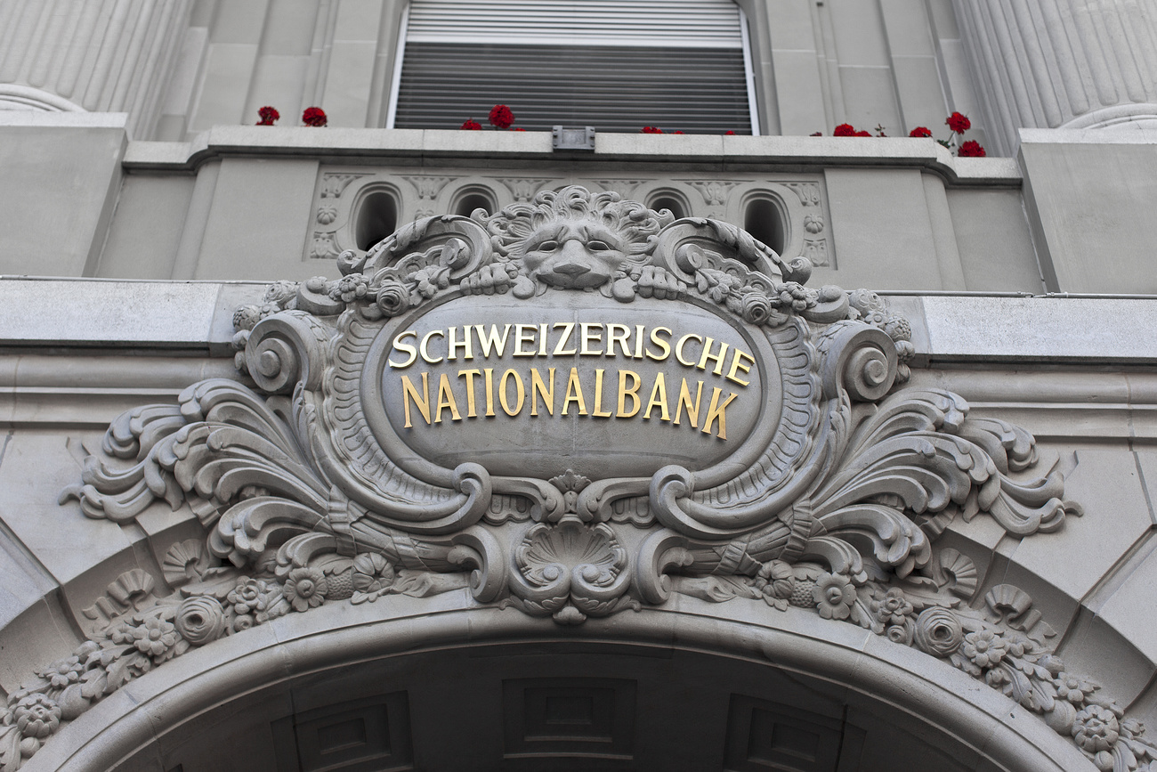 Am Eingang zur Schweizerischen Nationalbank in Bern.