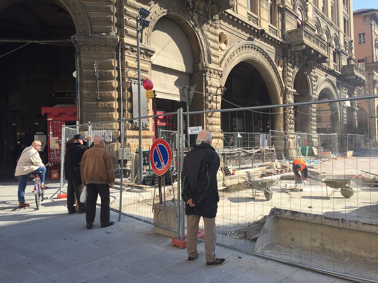 Diversi anziani guardano un cantiere: sono i cosiddetti Umarell.