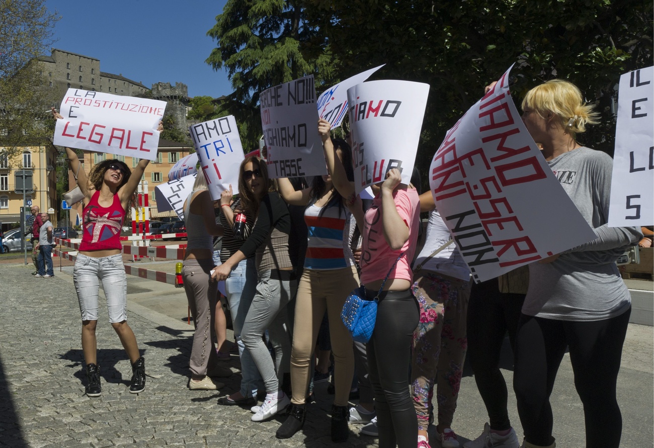 Alcune prostitute protestano davanti al Governo ticinese per lachiusura di un bordello.