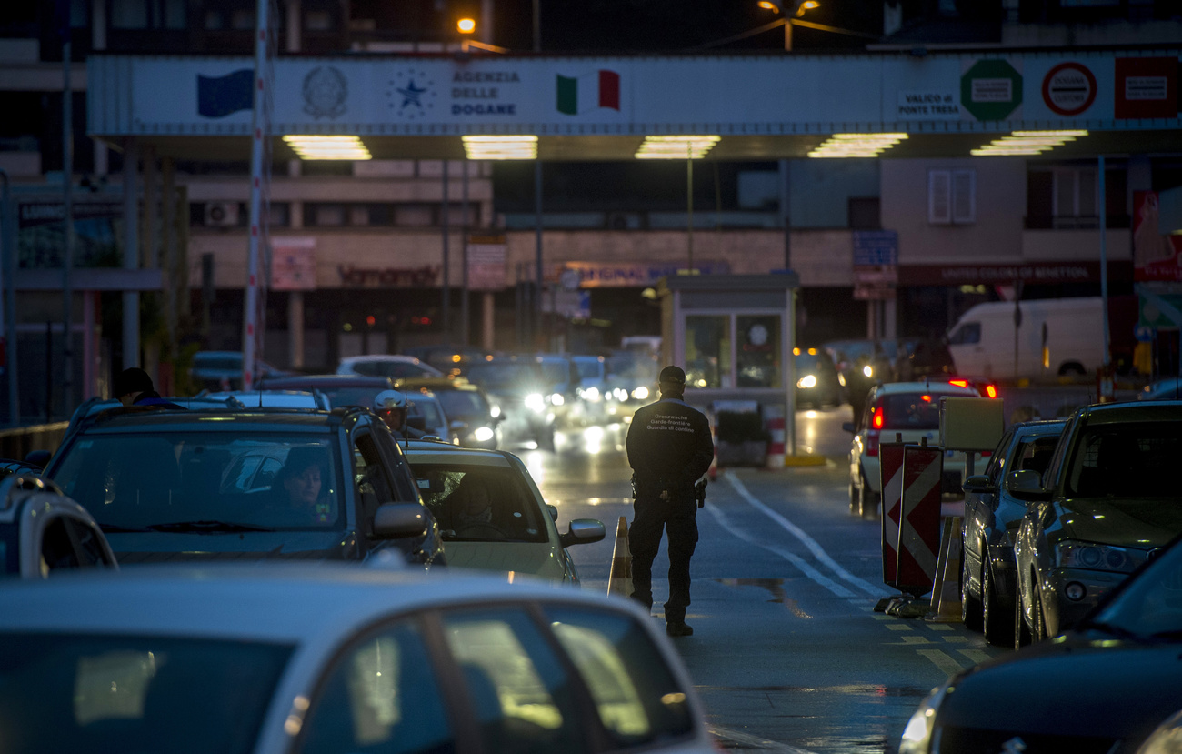 Code di auto guidate da frontalieri alla dogana di Ponte Tresa.