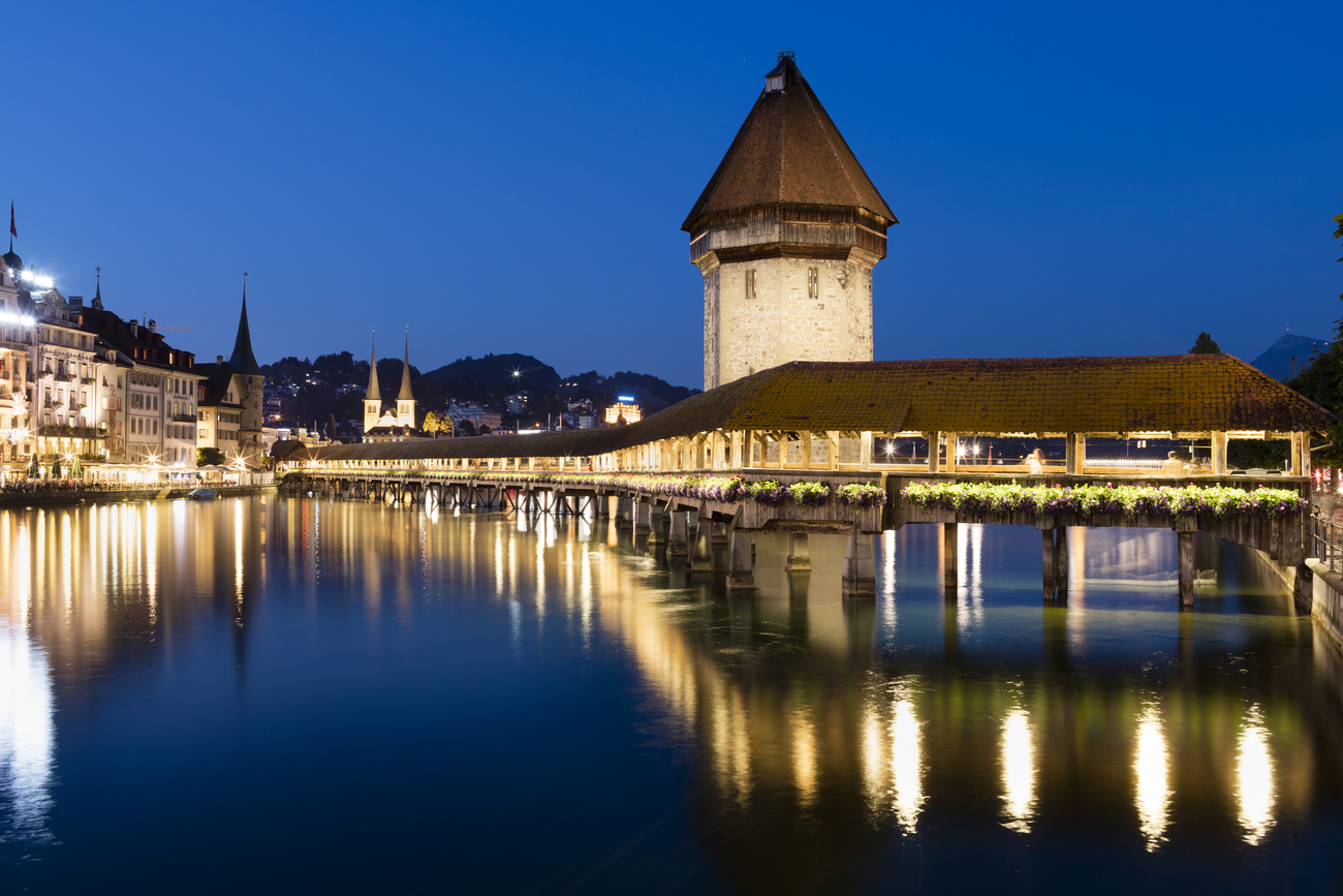 Il famoso Kapellbrücke di Lucerna fotografato di sera.