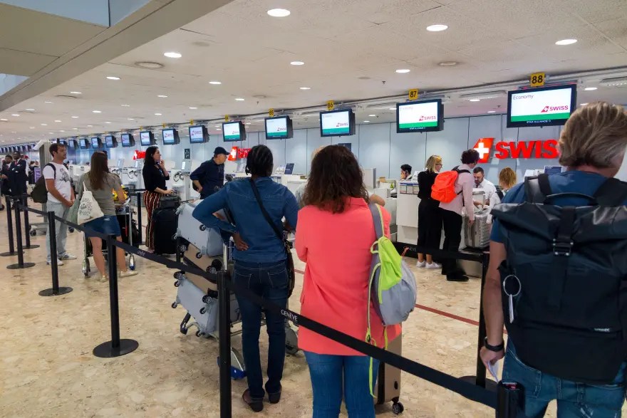 Schlange am Flughafen Check-In