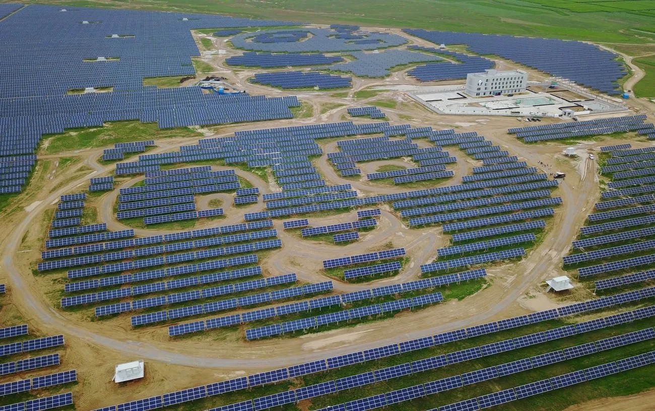 中國已成為太陽能發電“霸主”，目前在全球供應鏈的各個環節都佔據主導地位。以上是位於中國山西省大同市的大同熊貓電站鳥瞰圖。