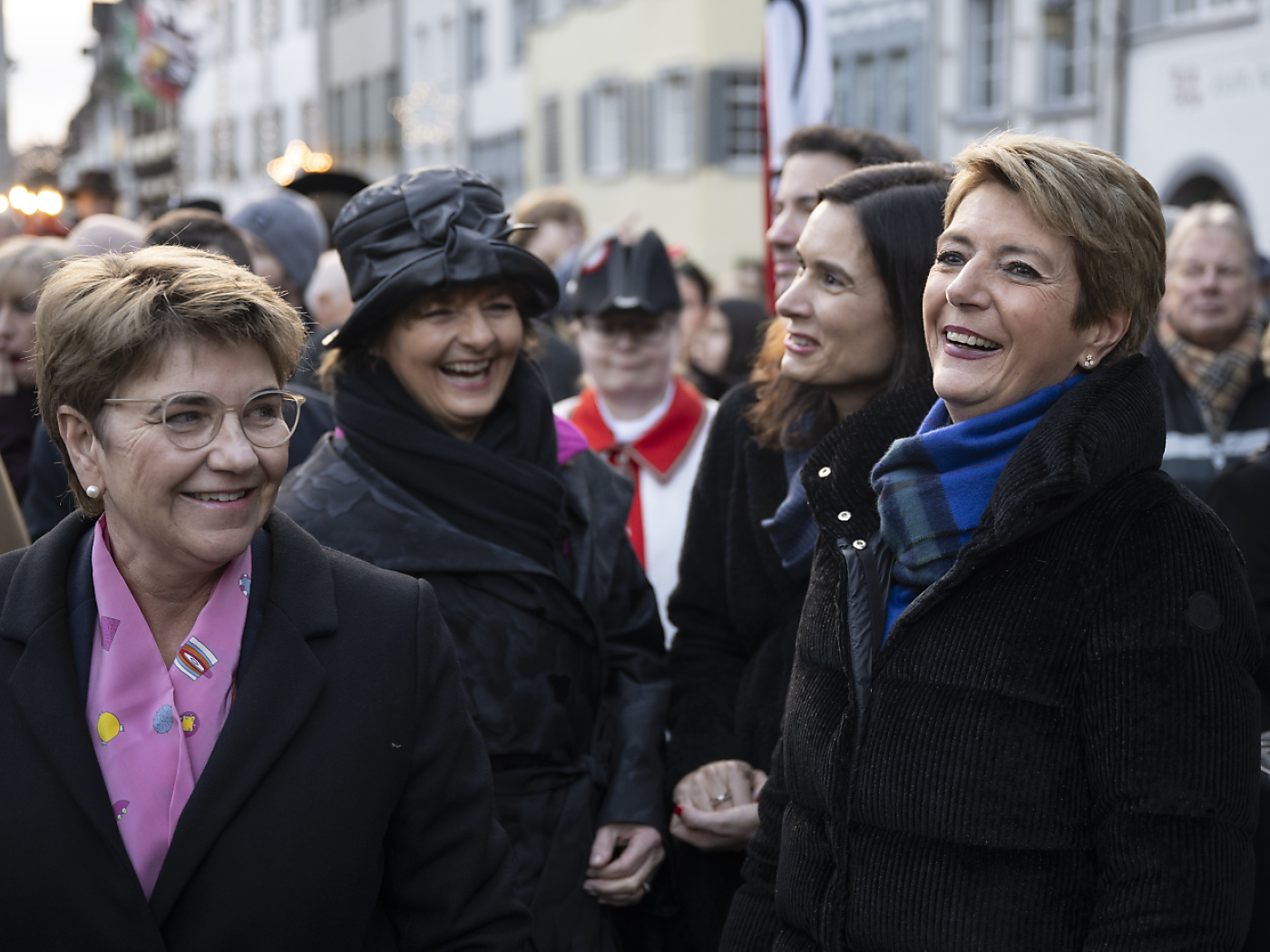 La presidente uscente Viola Amherd (a sinistra) con Karin Keller-Sutter, che le succederà per il 2025.