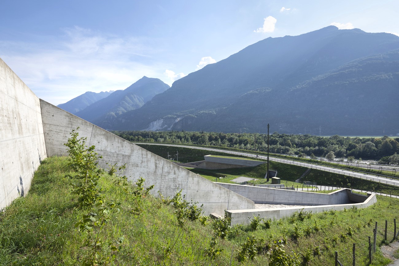 barriere protettive in calcestruzzo a protezione di una ferrovia