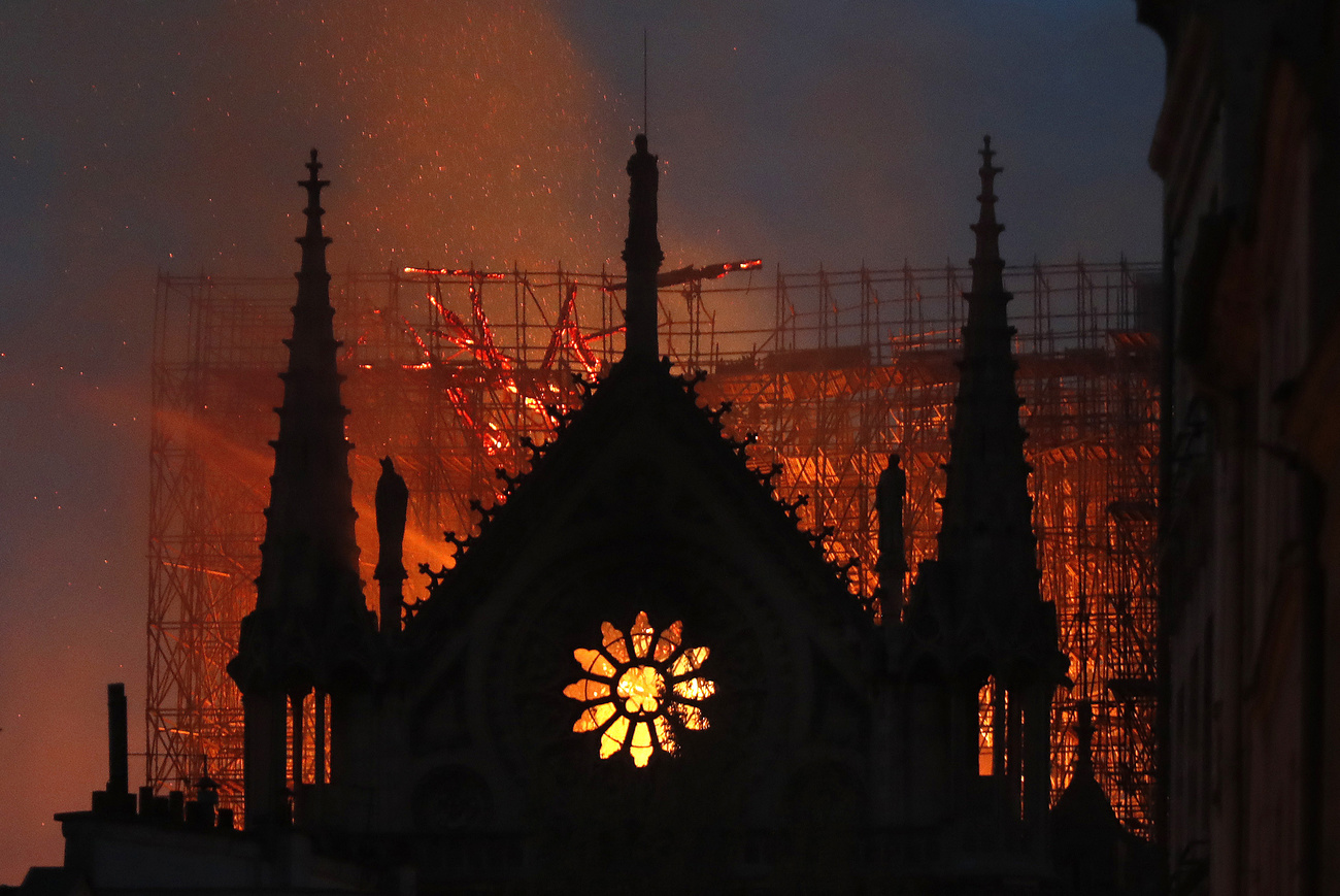 Des flammes et de la fumée s'élèvent de la cathédrale Notre-Dame à Paris, lundi 15 avril 2019.