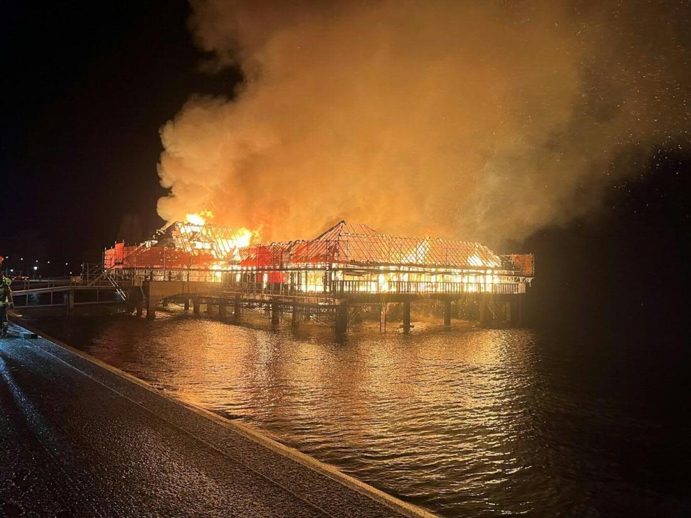 badhütte in fiamme