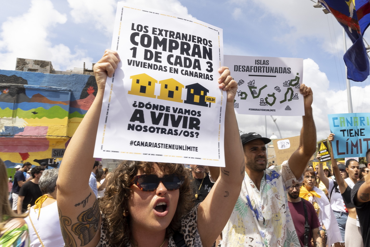 Personas participan en una protesta para exigir una reconsideración urgente del modelo turístico de las Islas Canarias y congelar el número de turistas, en Las Palmas de Gran Canaria, Islas Canarias, España.