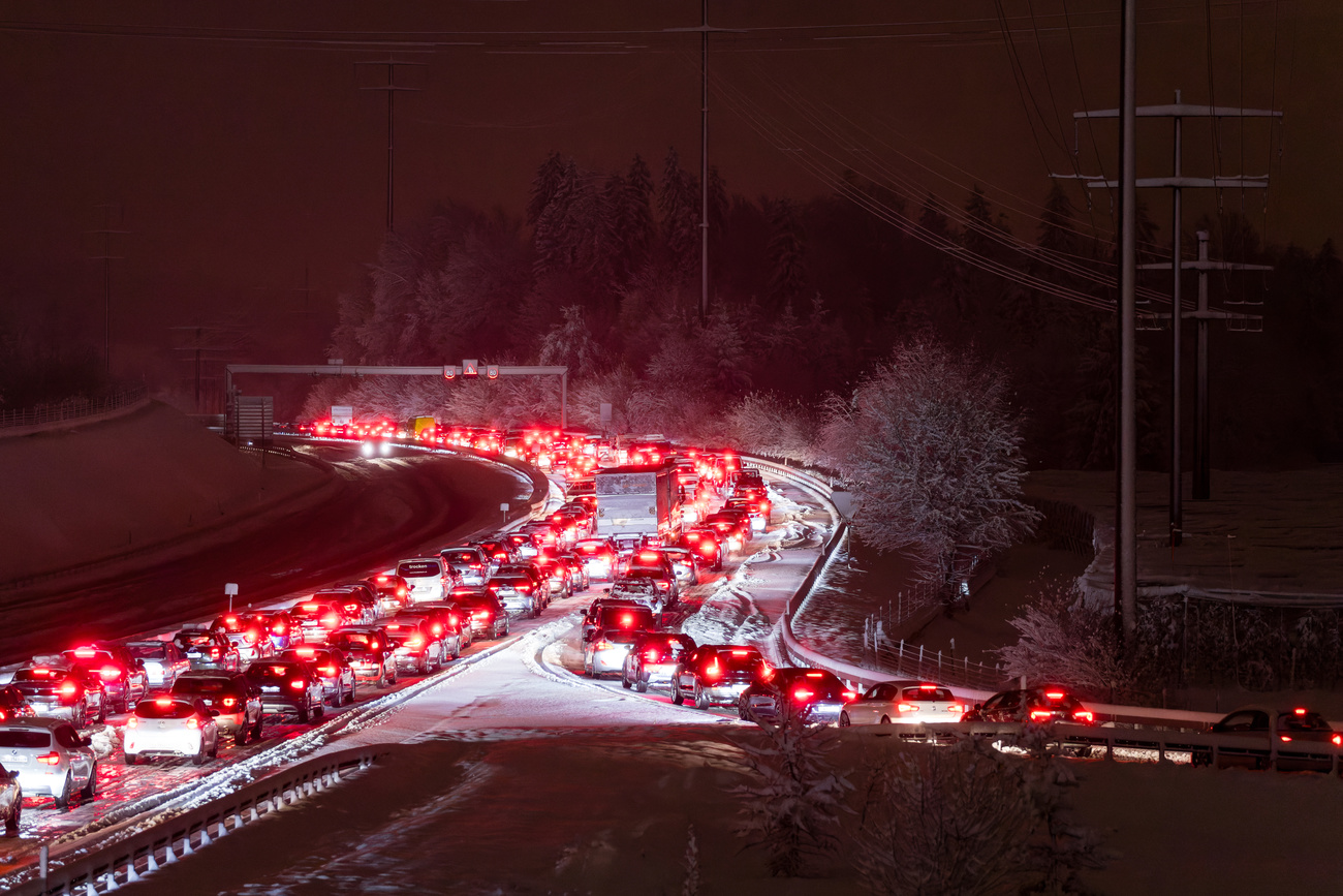 2024年11月21日、ルツェルン方面ブッフライン付近の高速道路A14号線では渋滞が起きた