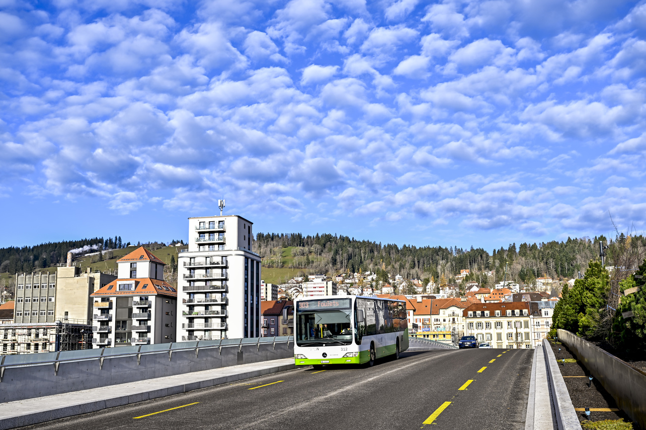 A transN bus drives over the Grand-Pont in La Chaux-de-Fonds on Wednesday 27 November 2024.