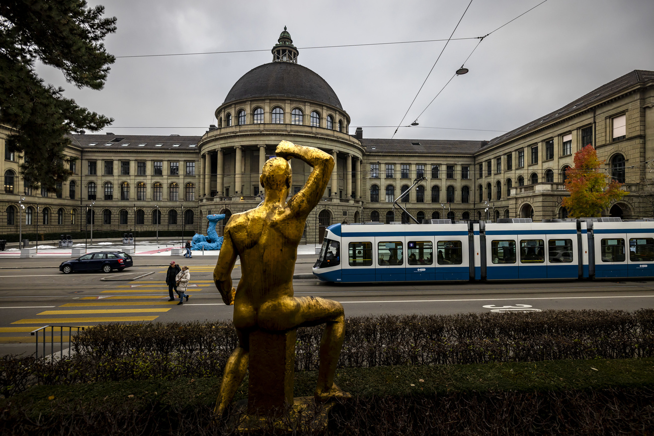 statua con edificio in secondo piano