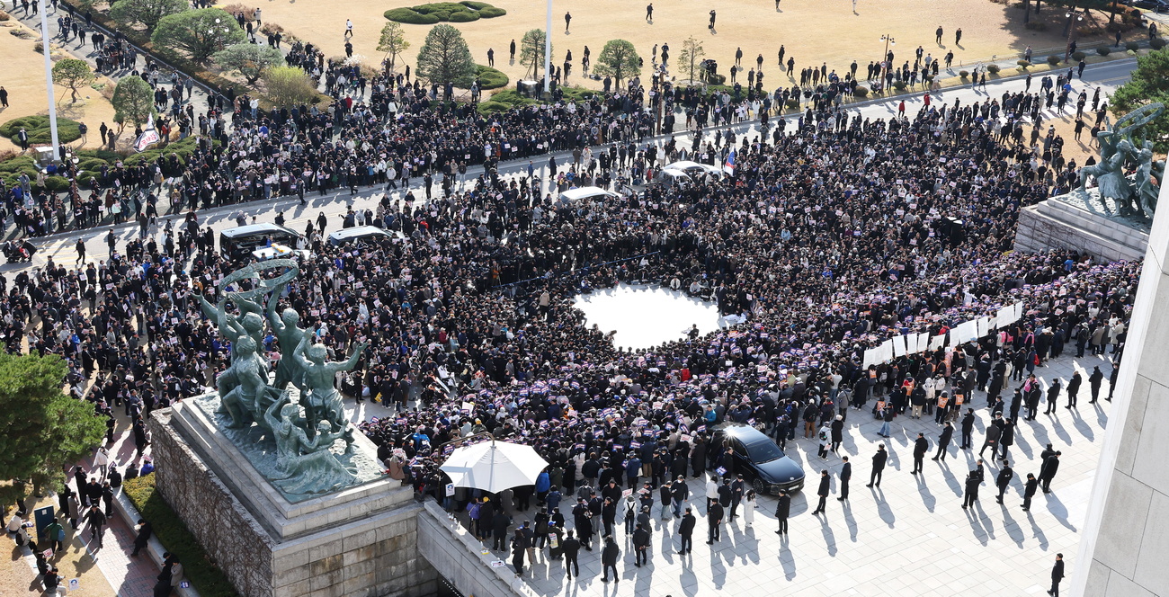 folla davanti al parlamento coreano