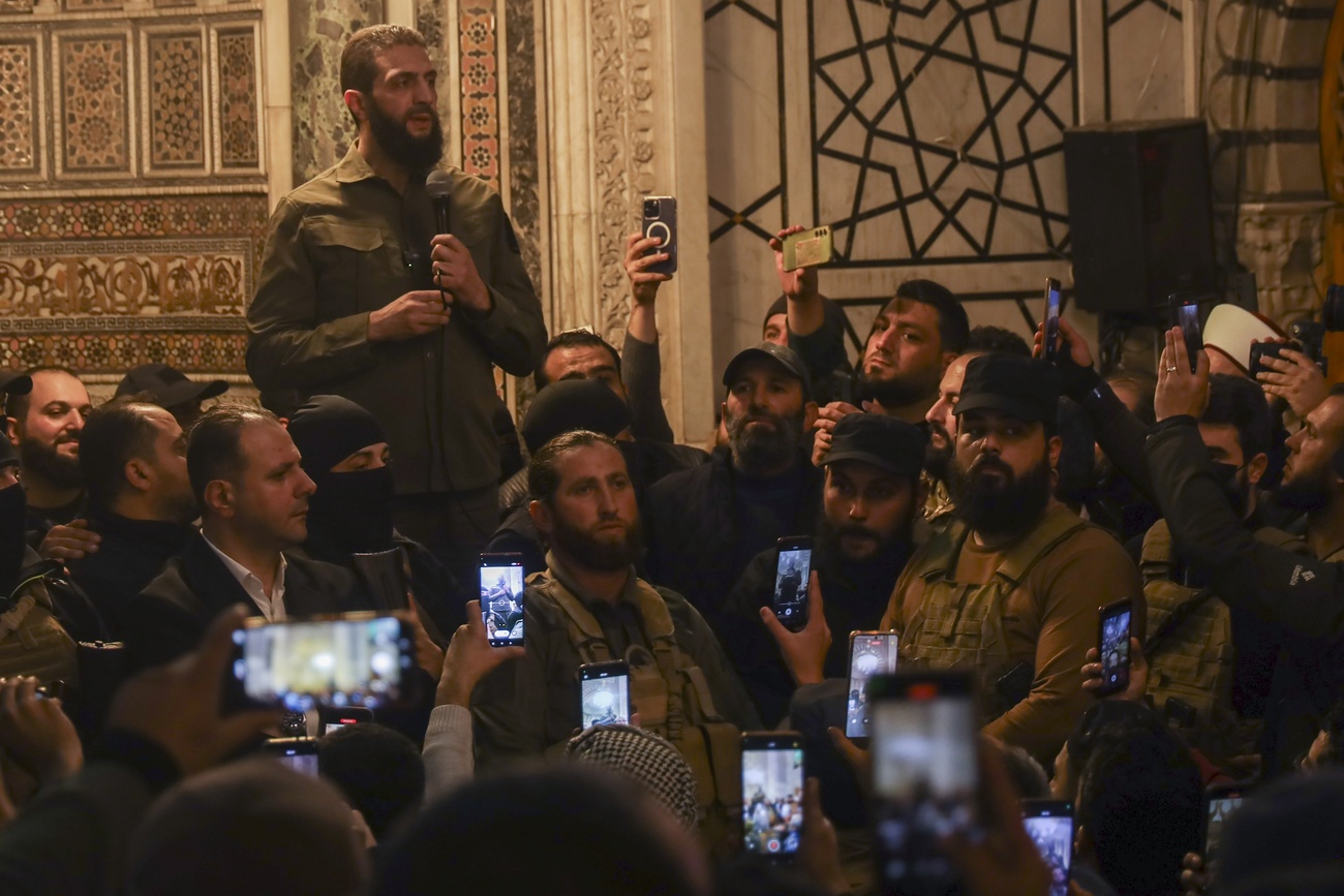 أبو محمد الجولاني، القائد السابق في تنظيم القاعدة، يتحدث في الجامع الأموي بدمشق عن تبنيه التعددية والتسامح الديني. الأحد 8 ديسمبر 2024.