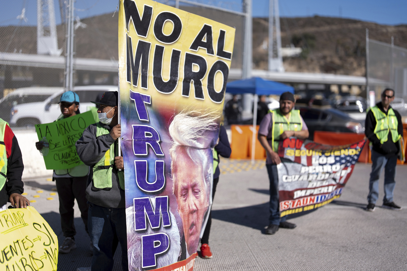 Migrantes que esperan en México para solicitar asilo en Estados Unidos protestan en el puerto de entrada de San Ysidro, a lo largo de la frontera con San Diego, durante el Día Internacional del Migrante.