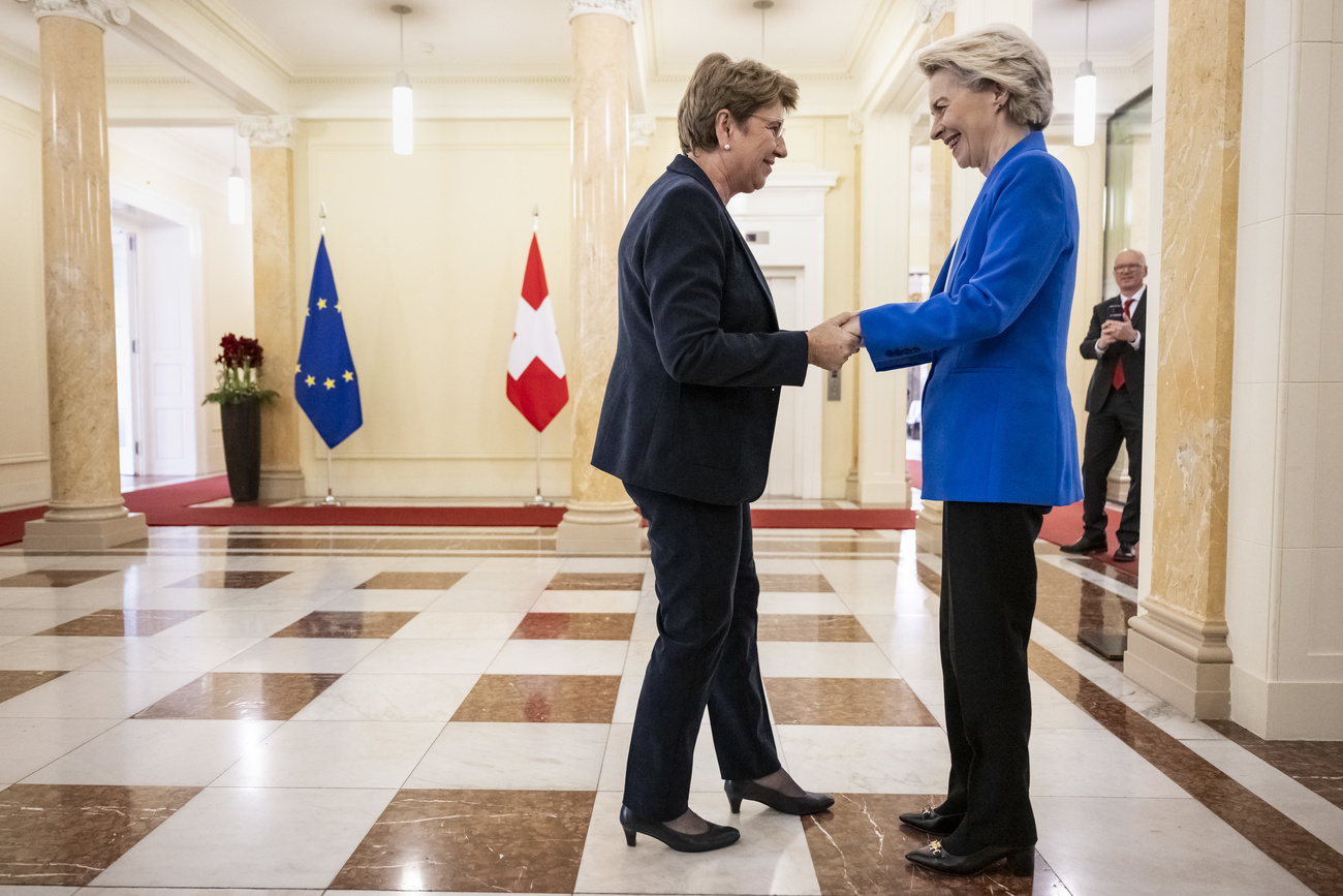 Viola Amherd und Ursula von der Leyen lachen sich an und halten sich an beiden Händen.