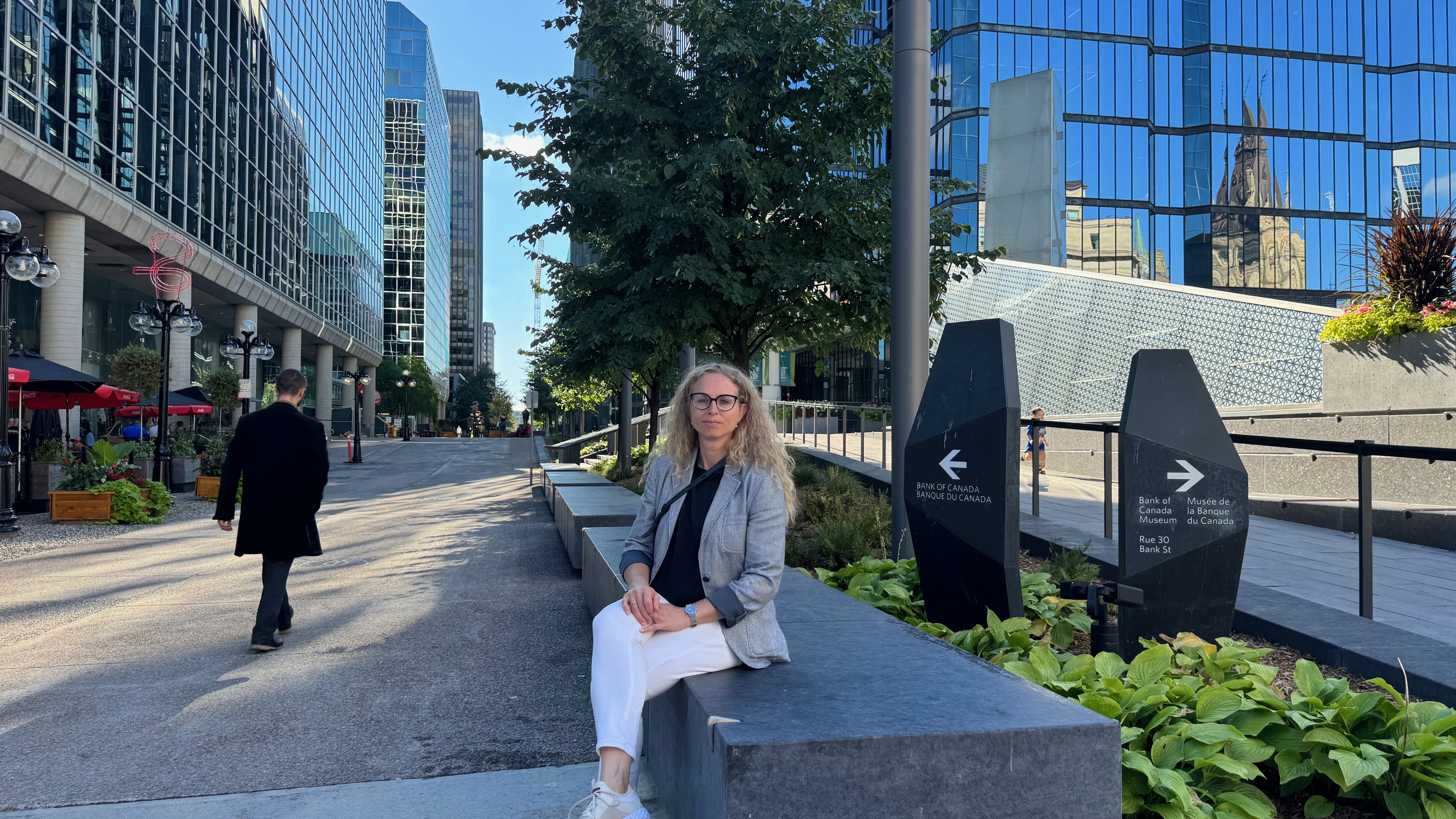 L'économiste suisse Daniela Hauser devant l'entrée principale de la Banque du Canada à Ottawa, son employeur depuis 2013.