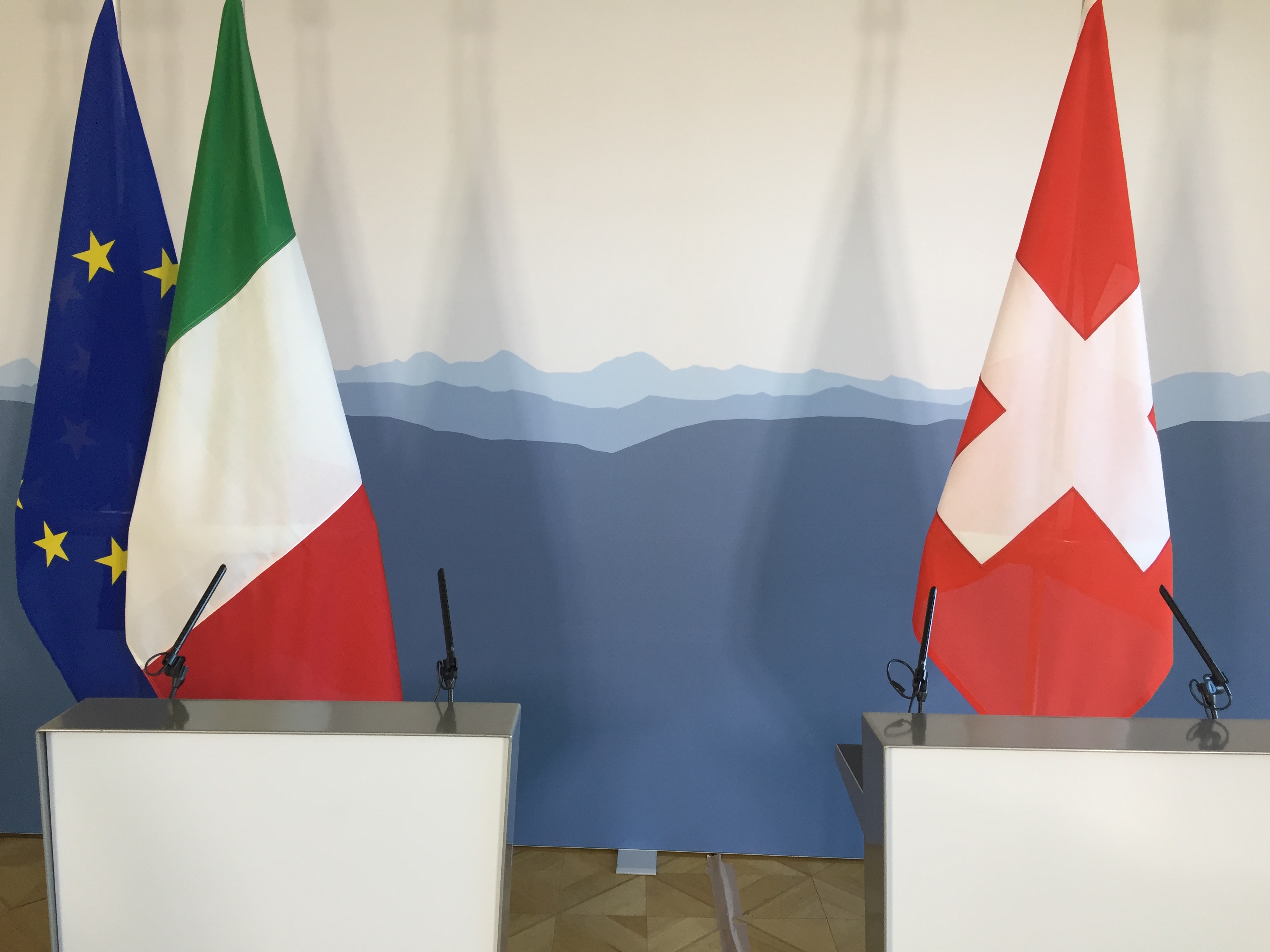 Le bandiere di Svizzera, Italia e UE.