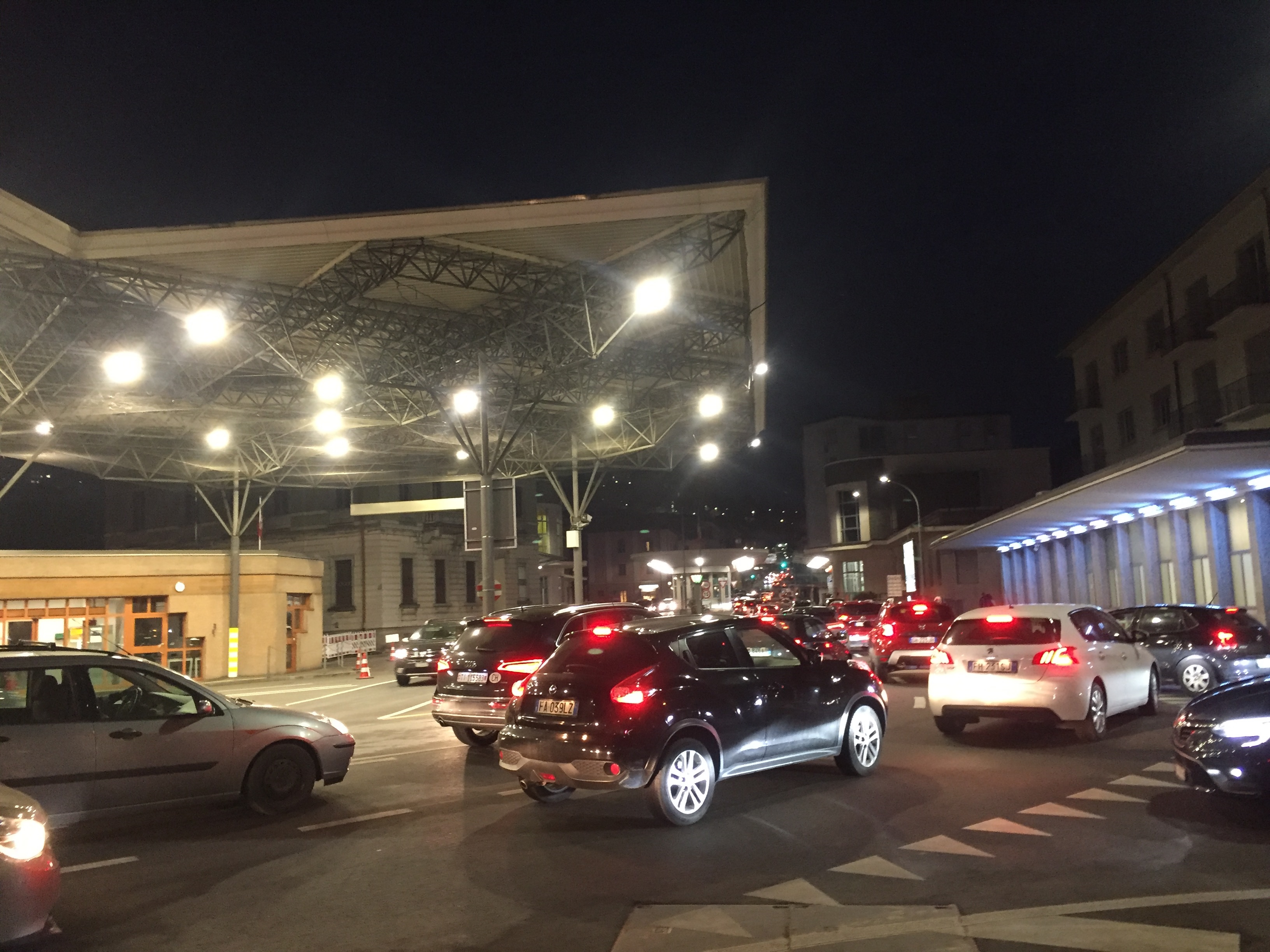 Auto in coda al valico doganale di Chiasso Strada.