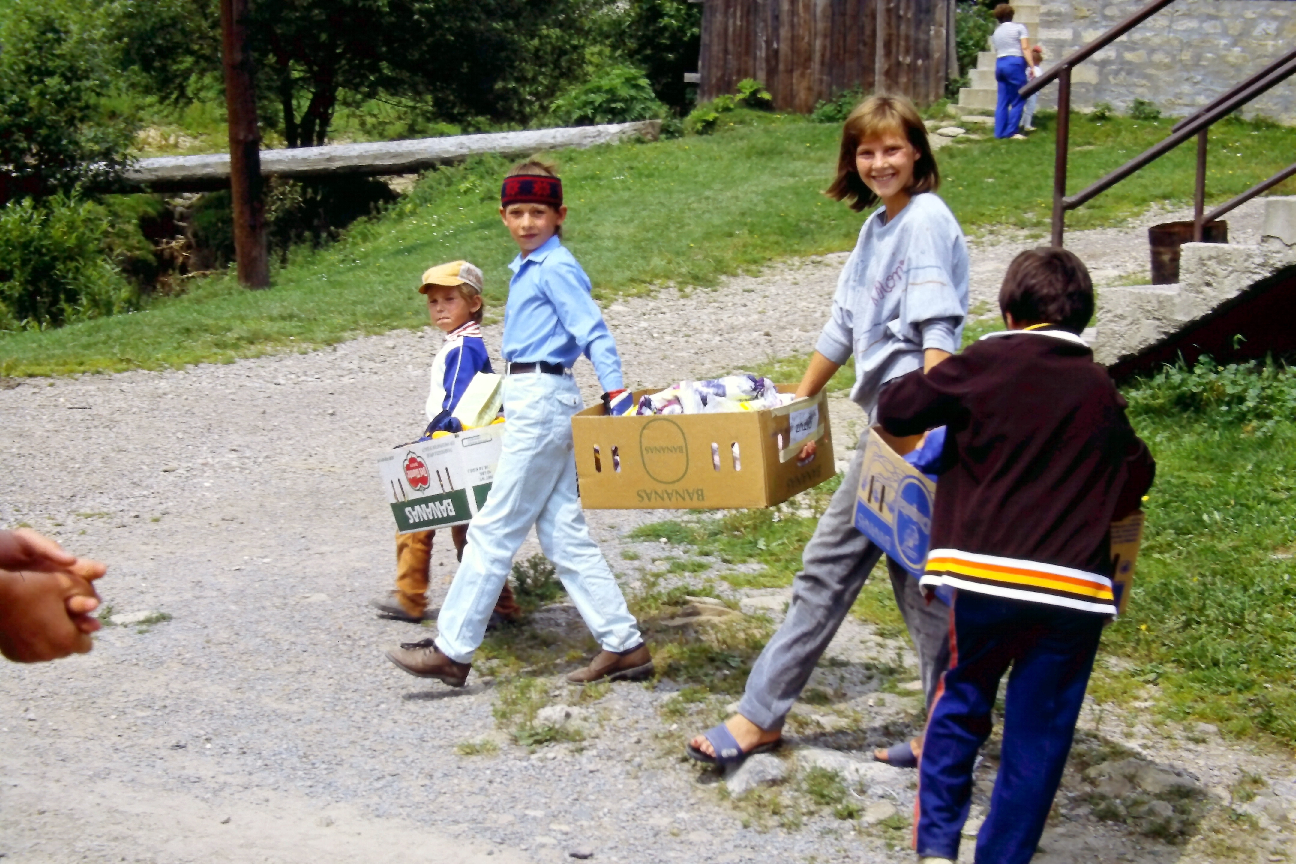 Bambini che trasportano scatole a Oituz.