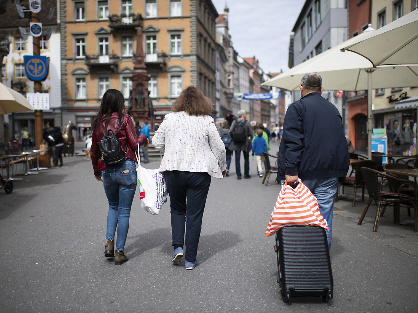 persone con borsa della spesa