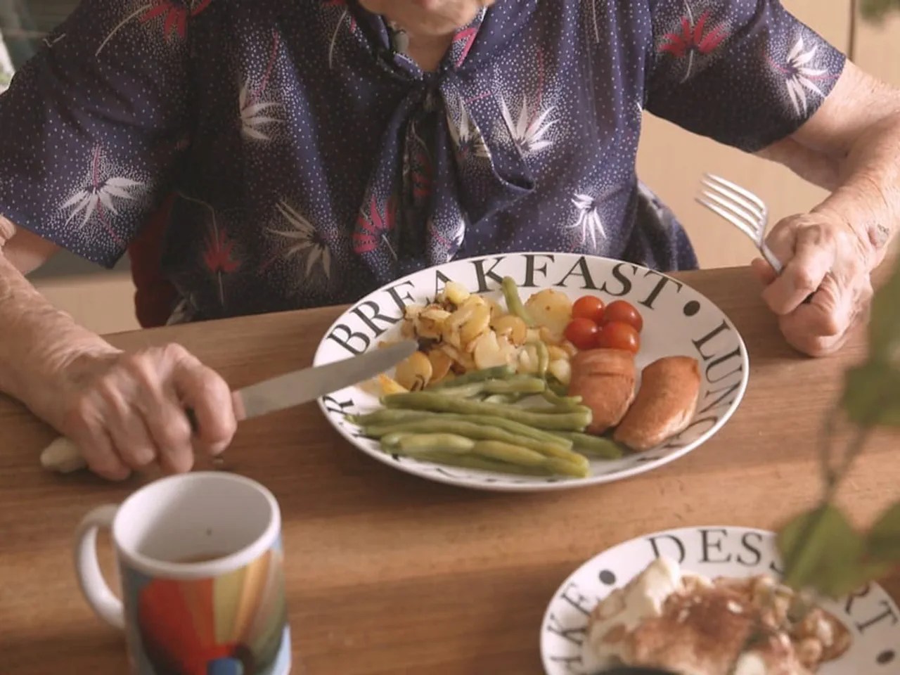 Ihre Familie bringt ihr täglich das Mittagessen mit dem frischen Gemüse aus dem Garten.