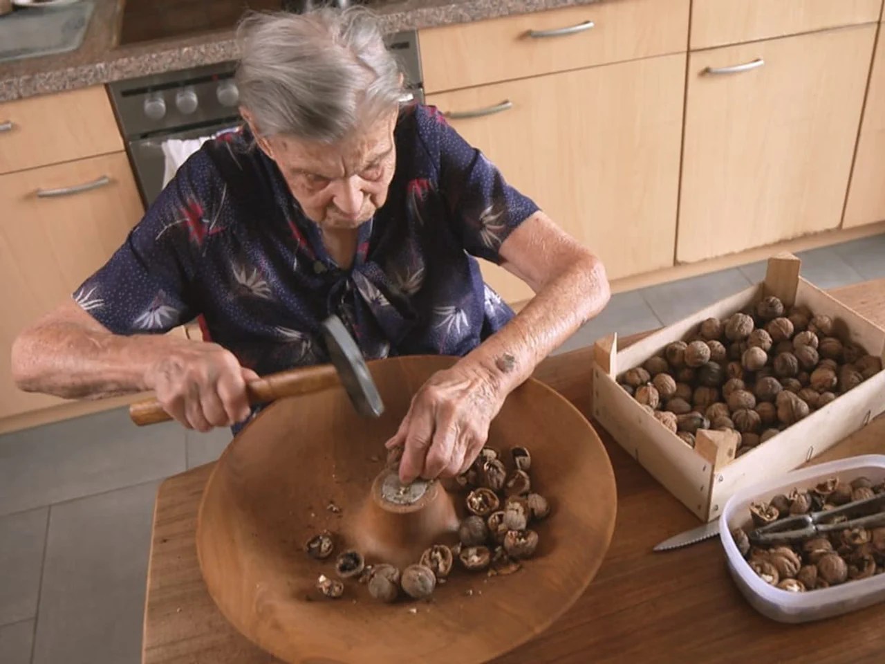 Vreni Daerendinger hat auch mit 102 Jahren noch Kraft. Sie knackt täglich Nüsse, die sie zum Frühstück isst. Es sei aber auch ein Zeitvertreib.