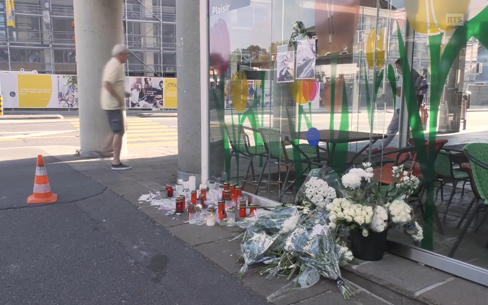 The family of Joao, a 29-year-old man fatally stabbed in an Islamist attack in Morges in 2020, is demanding CHF200,000 ($223,704) in compensation from the federal government. The family argues that the federal prosecutor's office failed in its duty to act, which could have prevented the tragedy.