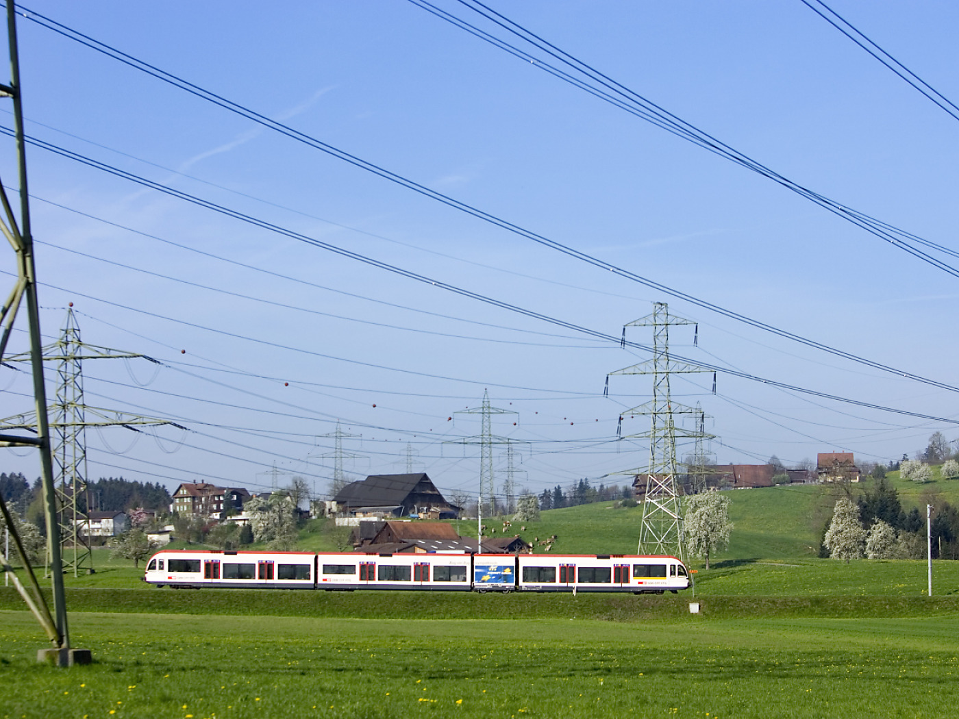 treno circola sotto piloni dell'elettricità