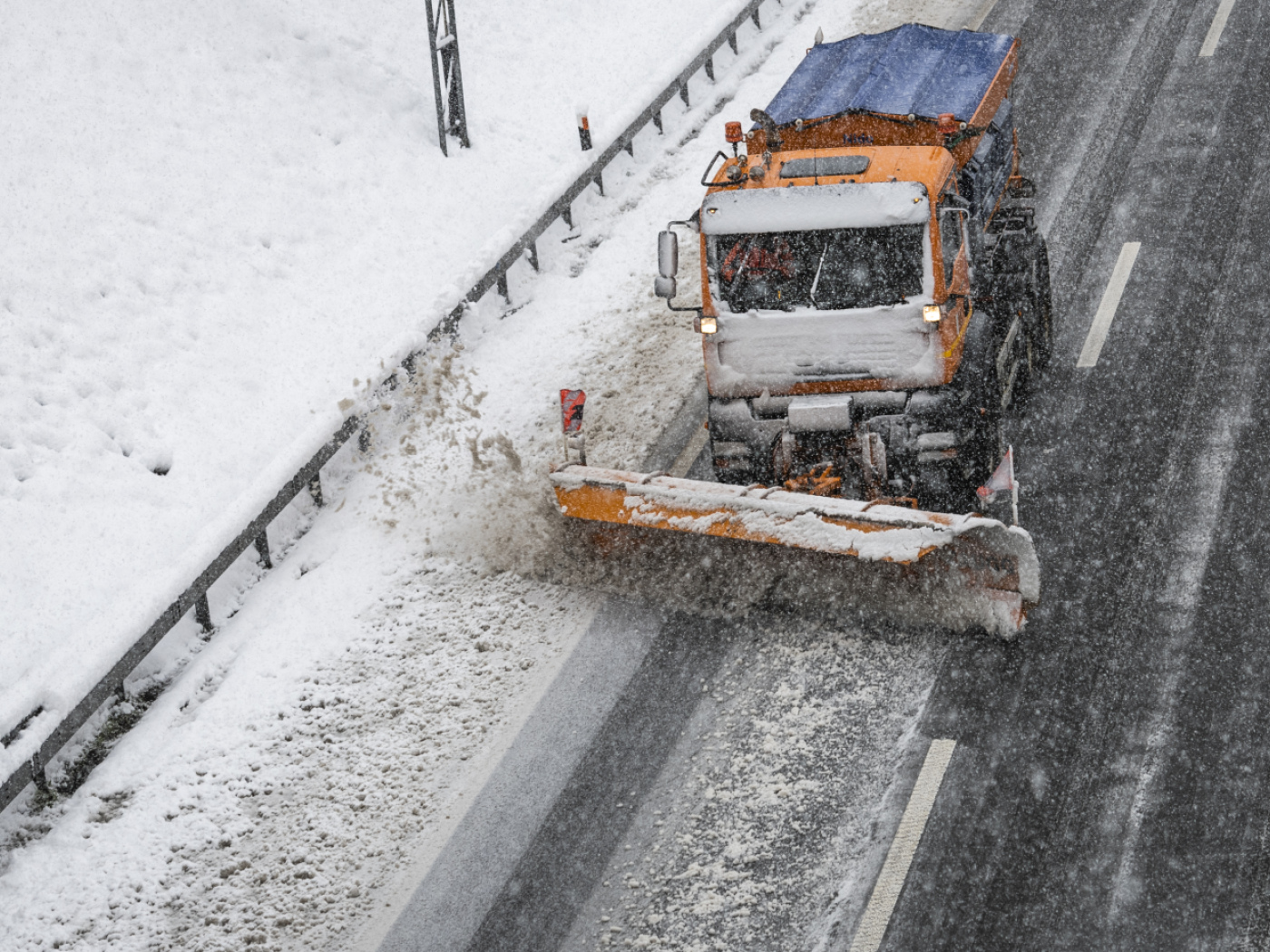 Police stop traffic on the Gotthard due to snow