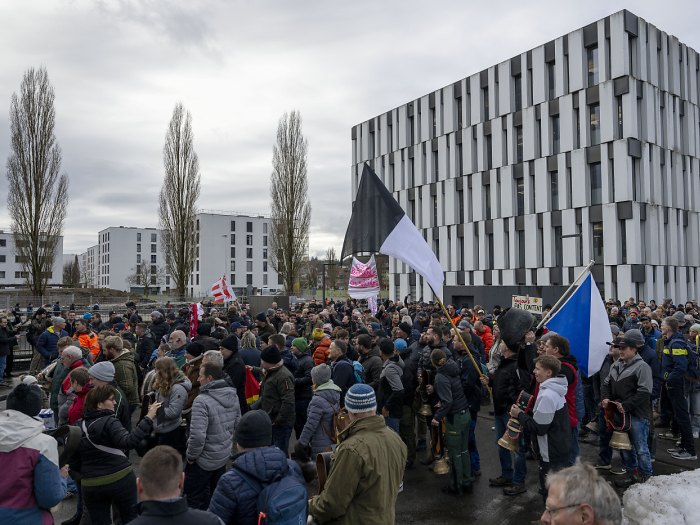 Farmers' movement emphasizes demands with protest in Bern