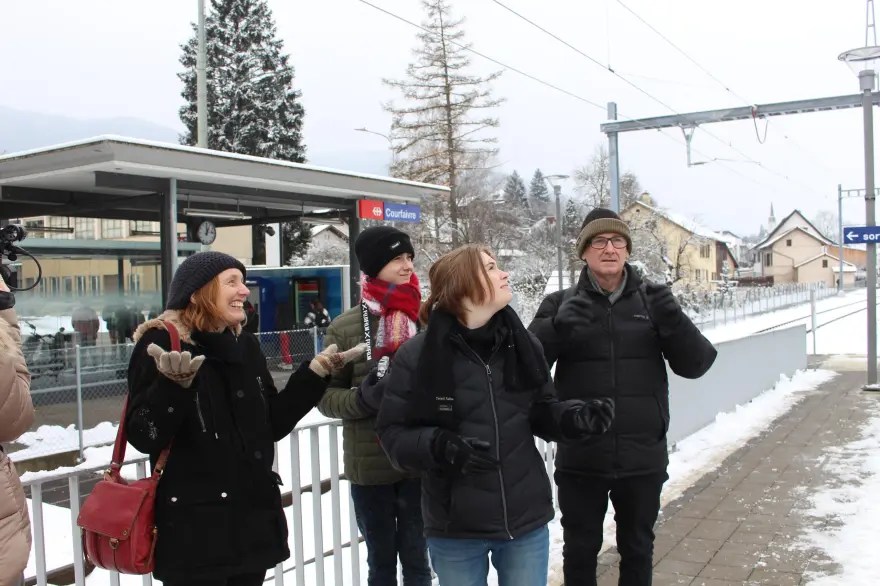 Famille dans une gare