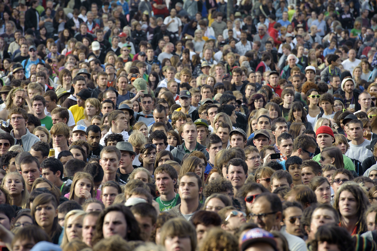 une foule de jeunes gens