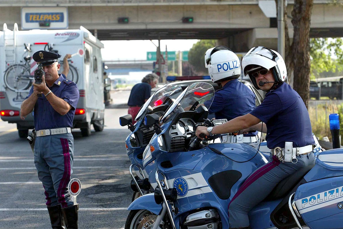 poliziotti su strada