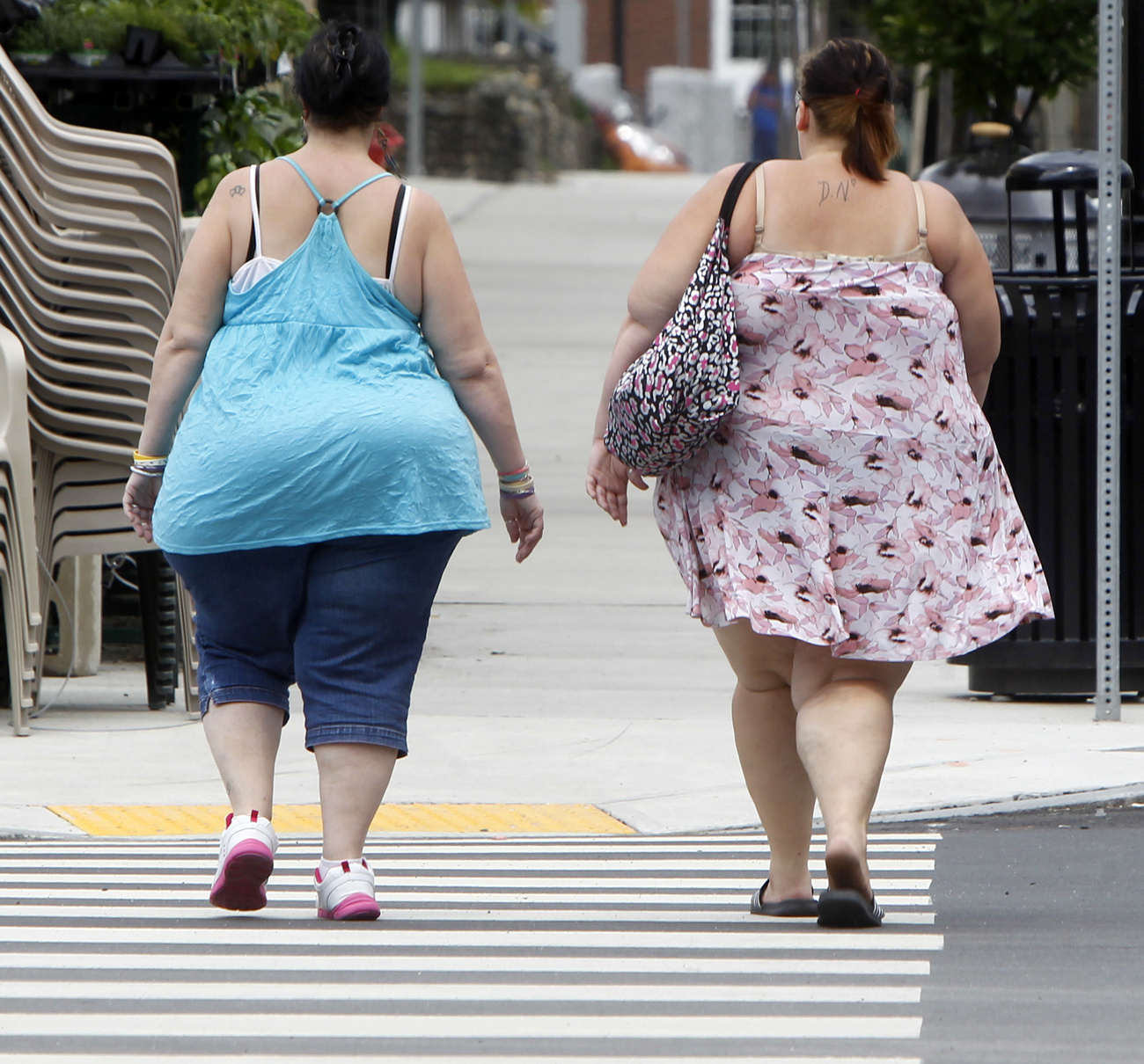 due donne obese attraversano su un passaggio pedonale