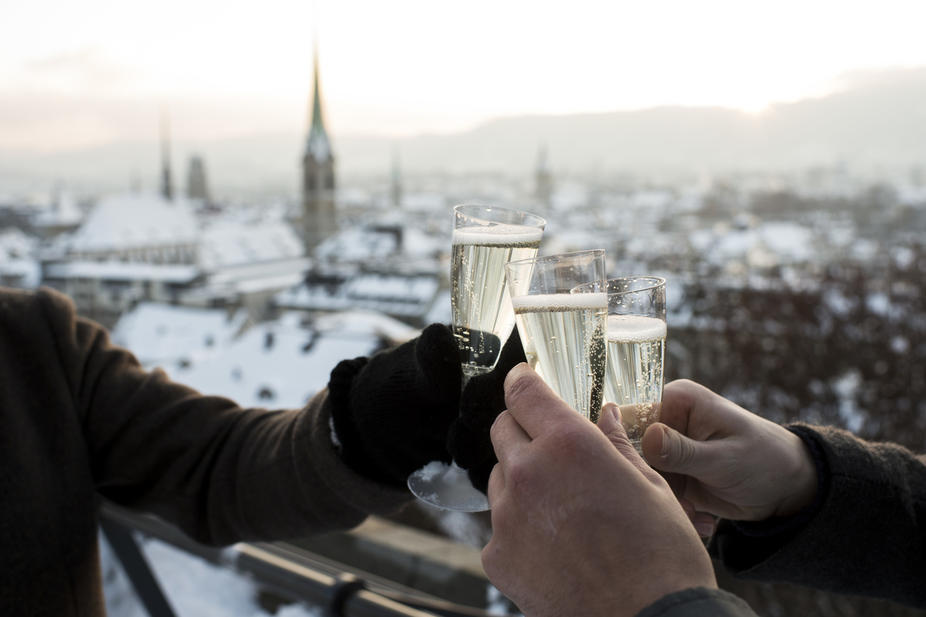 drei hände stossen mit champagnergläsern auf das neue jahr an