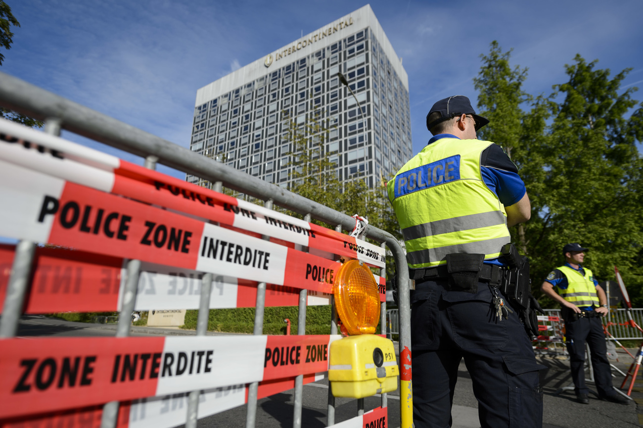 Deux policiers sont devant l'Intercontinental à Genève, en 2015