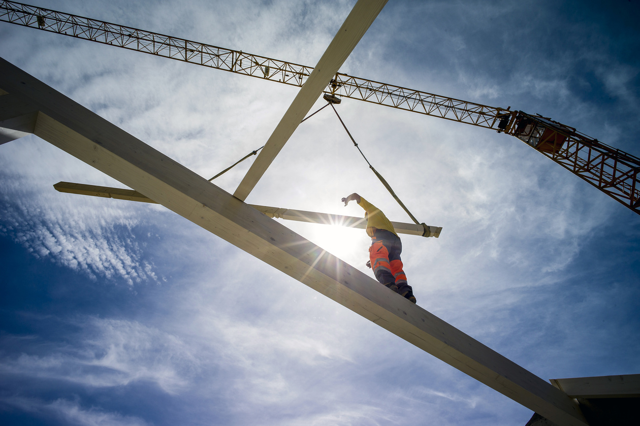 Construction of a wooden roof on a construction site in Edre, Switzerland, operated by the enterprise "Deneriaz" from Sion, on June 22, 2015. (KEYSTONE/Olivier Maire) La fabrication en bois d'une toiture d'une maison en construction sur un chantier a Edre, de l'entreprise "Deneriaz" basee a Sion, le lundi 22 juin 2015. (KEYSTONE/Olivier Maire)