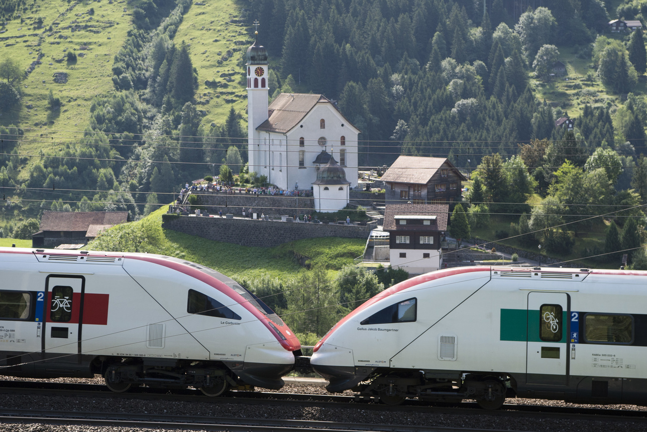 treno e chiesa in secondo piano