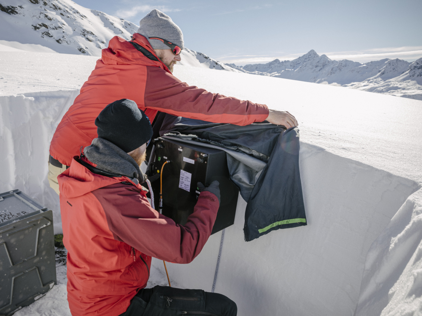 Swiss researchers receive patent for avalanche warning device