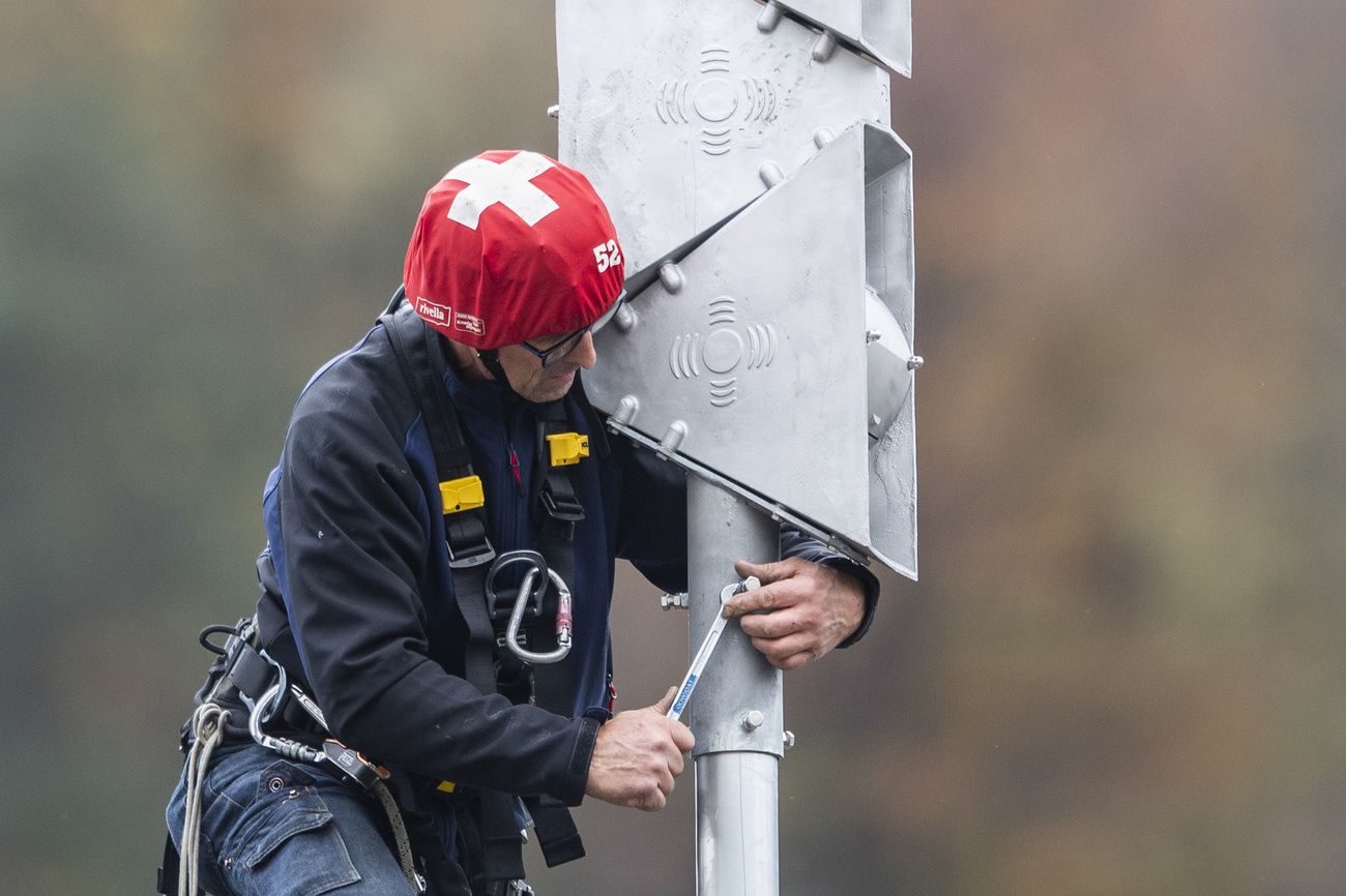 uomo aggrappato a un palo