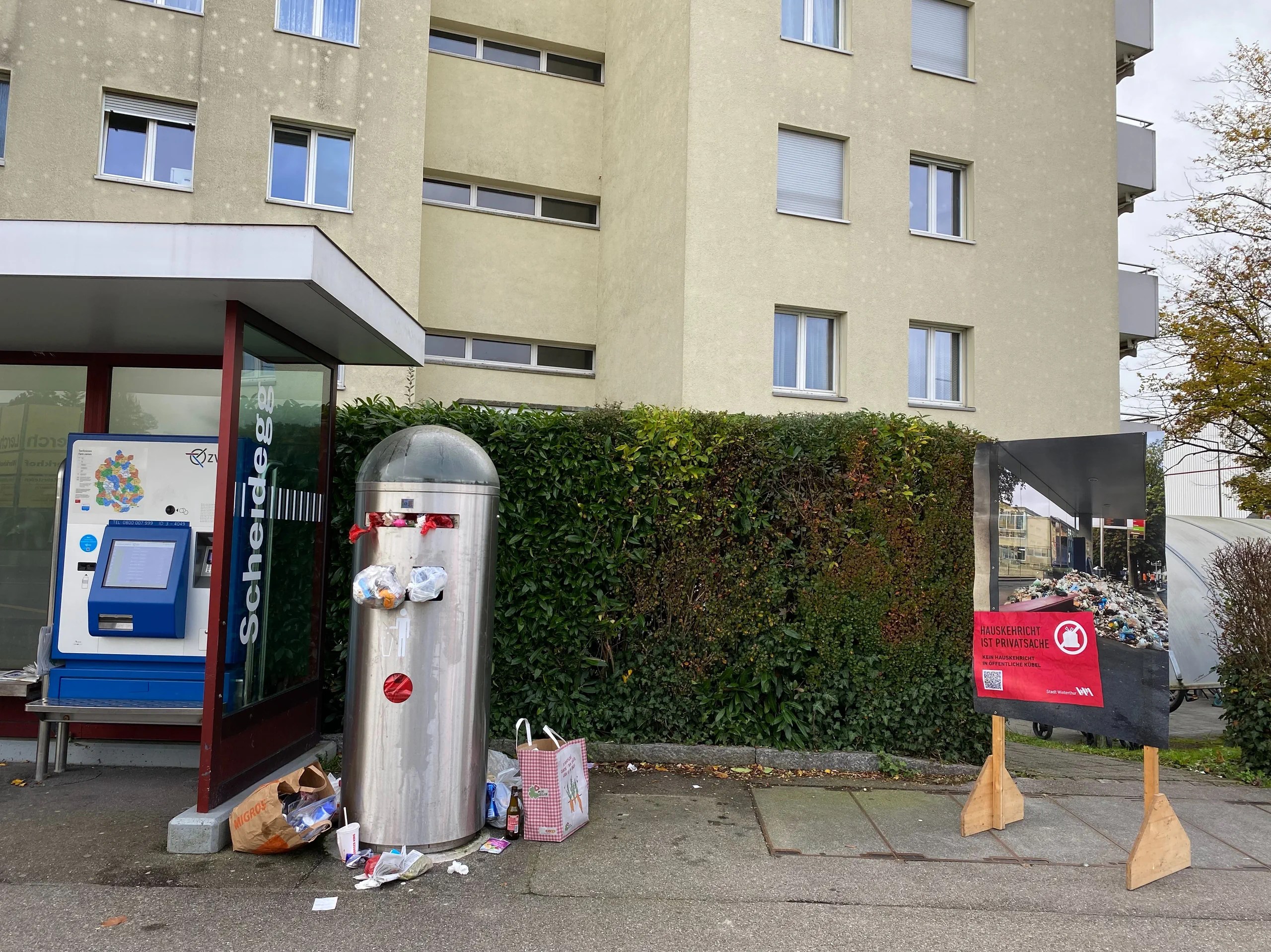 It is a daily nuisance at bus stops in the Swiss city of Winterthur: waste bins overflow again and again. Litter is also strewn all around. Most of the rubbish comes from private households. According to the city, private household rubbish accounts for more than half of the waste volume at individual bus stops. On average, it is around 30%.