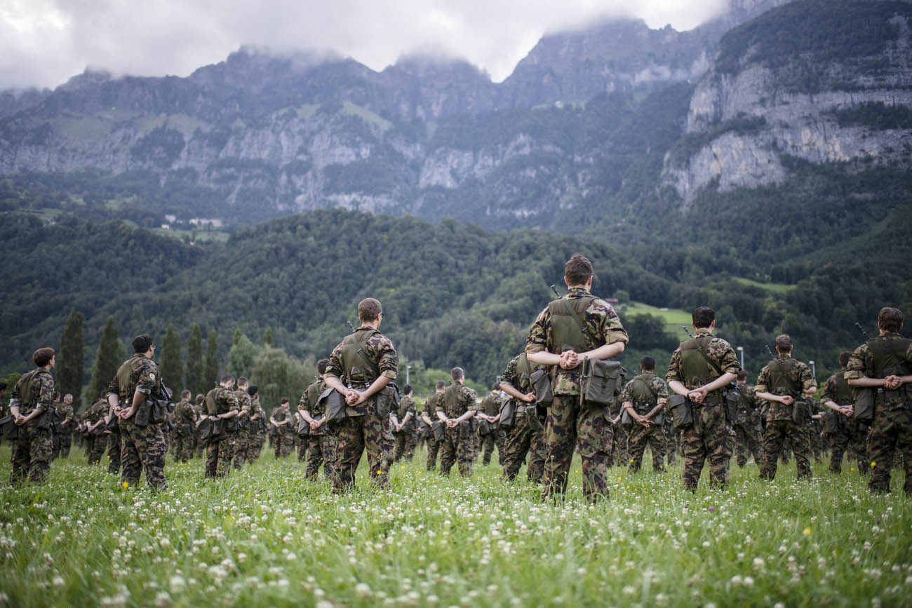 Soldados do Exército suíço em formação.