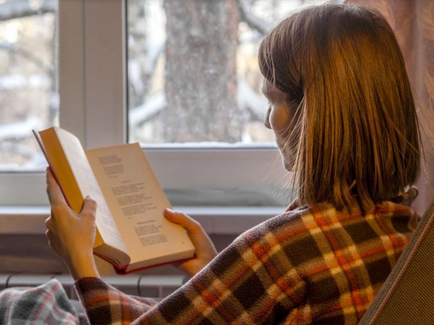 donna intenta a leggere un libro