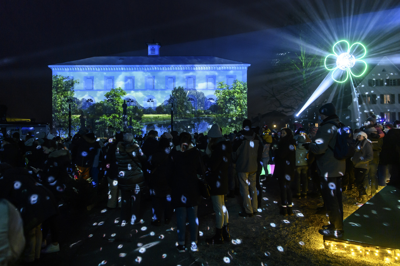 Ditelo con i fiori: installazione di luci del 2022.