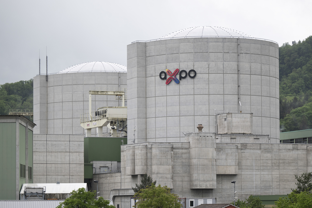 Vista exterior de los reactores nucleares Beznau 1, a la izquierda, y Beznau 2 de la central nuclear de Beznau con el logo de la empresa energética Axpo.