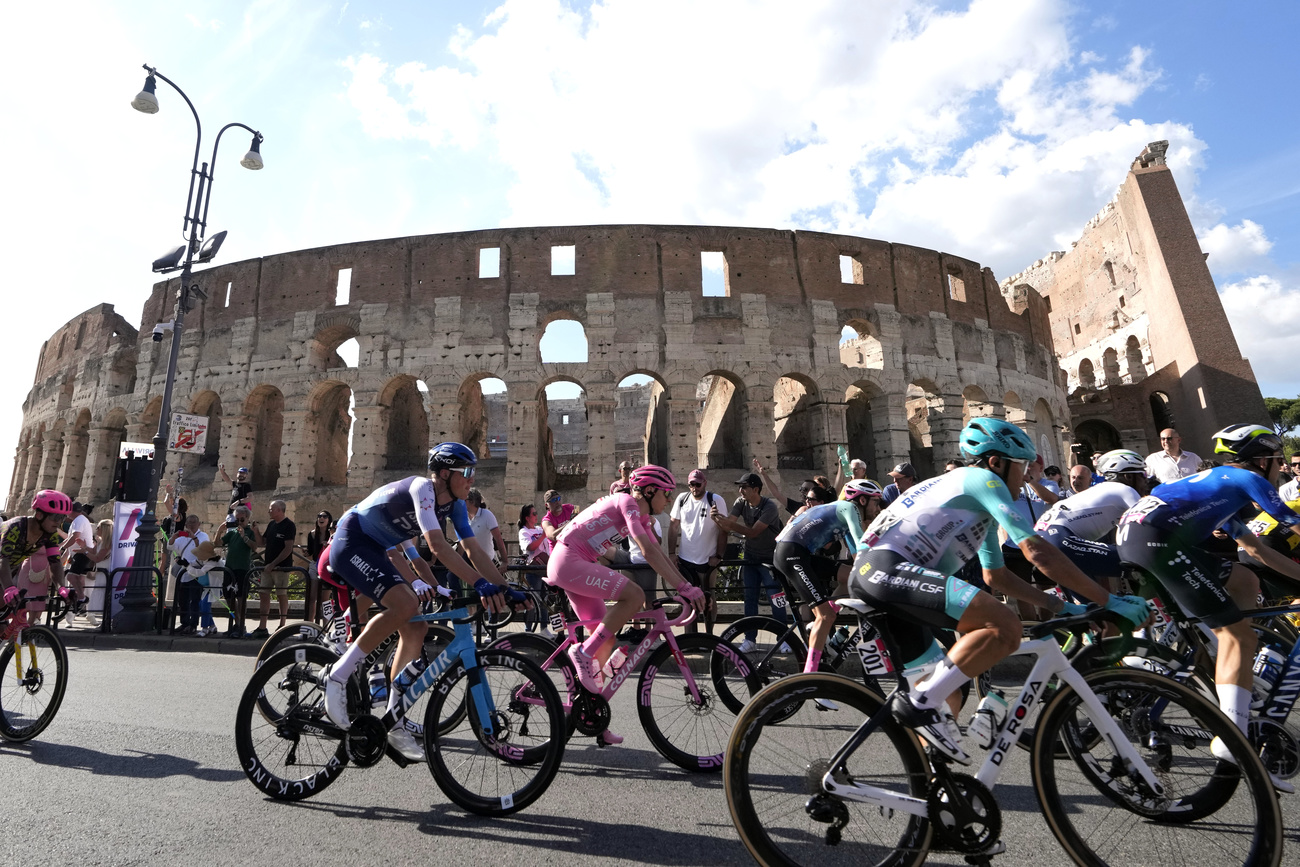 ciclisti davanti al colosseo